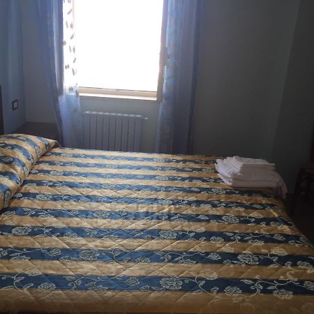 Hotel Il Castello Паола Екстериор снимка