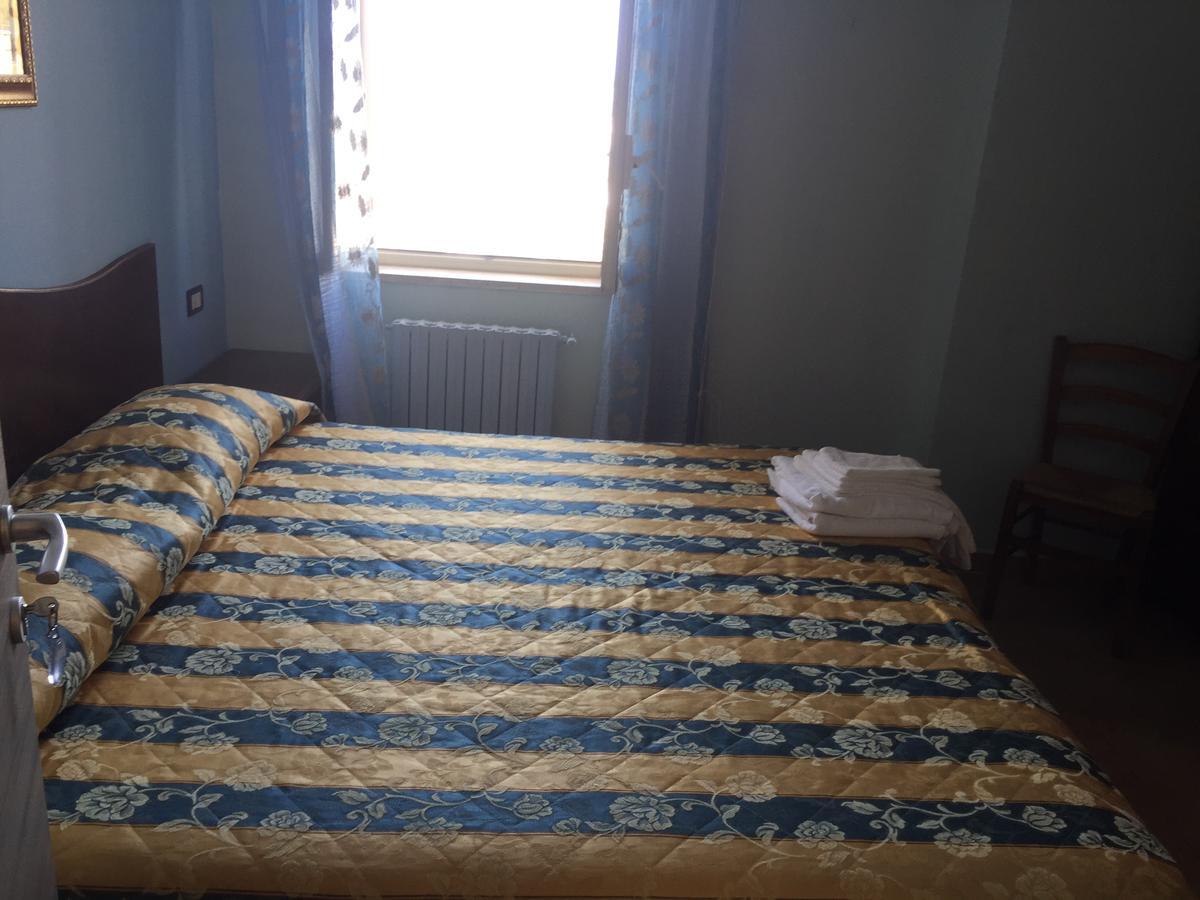 Hotel Il Castello Паола Екстериор снимка