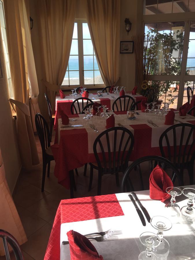 Hotel Il Castello Паола Екстериор снимка