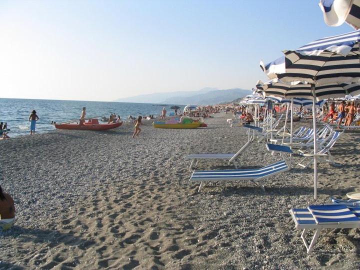 Hotel Il Castello Паола Екстериор снимка