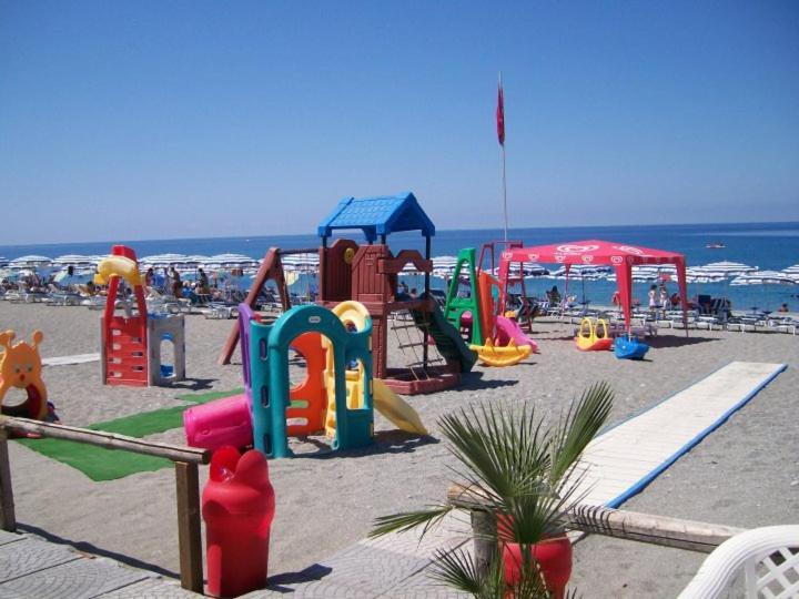 Hotel Il Castello Паола Екстериор снимка